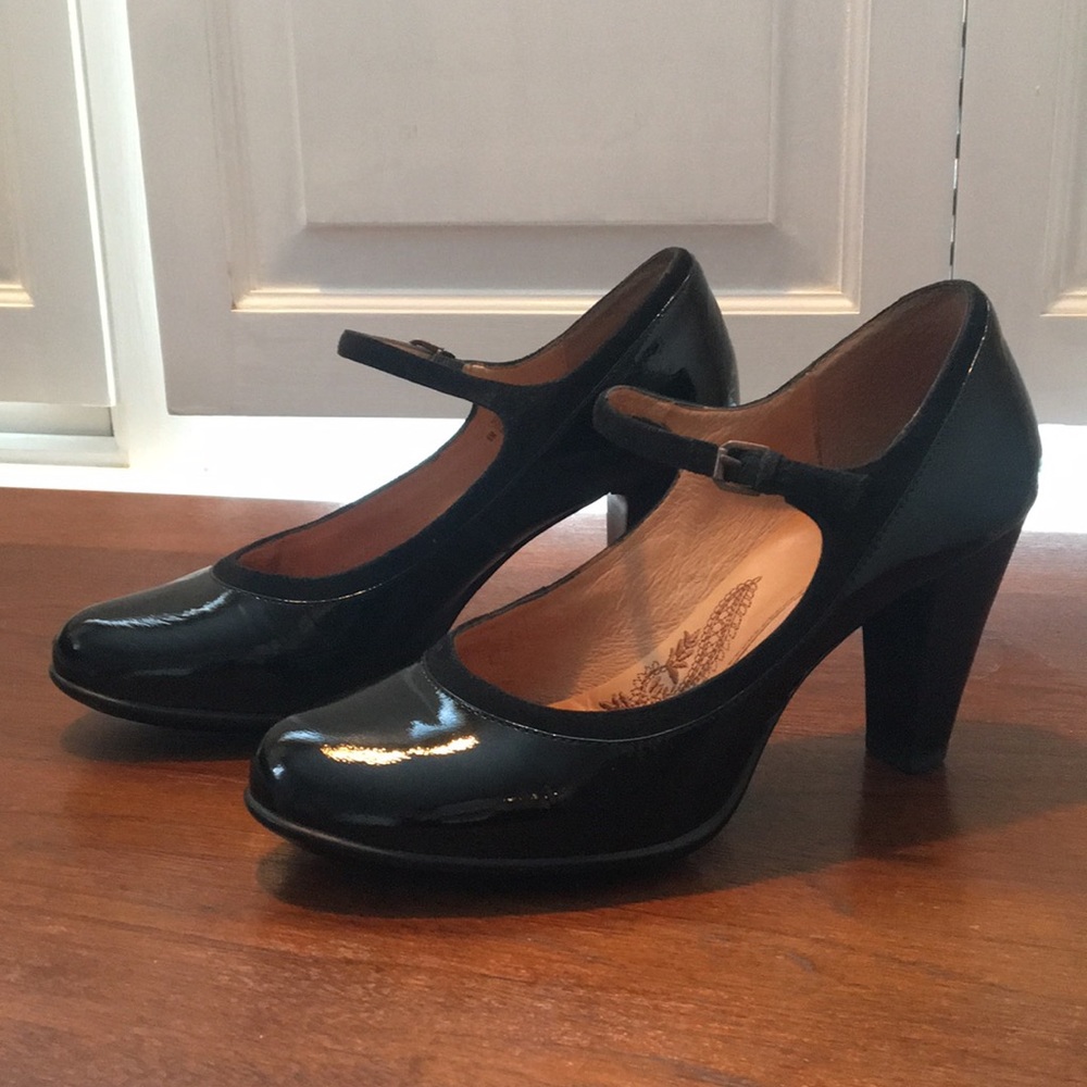Söfft black patent heels